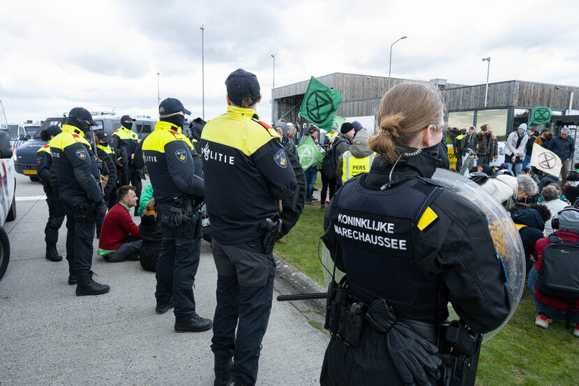Inzet van de LBO tijdens een demonstratie op Eindhoven Airport.