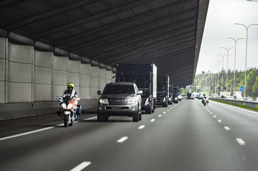Een afbeelding van een motorrijder op de snelweg, die het transport van het goud van De Nederlandsche Bank begeleidt.