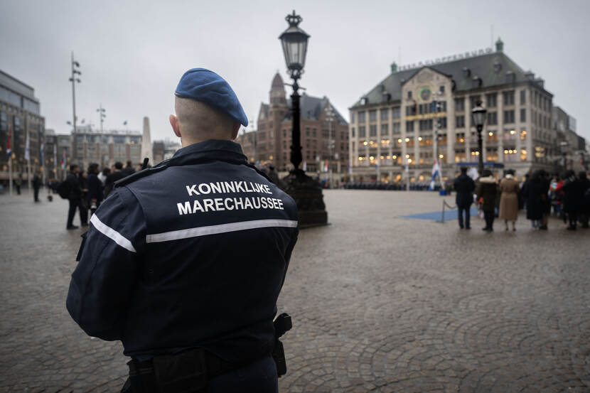 Een collega van de brigade Objectbeveiliging houdt zicht op een plein in Amsterdam.