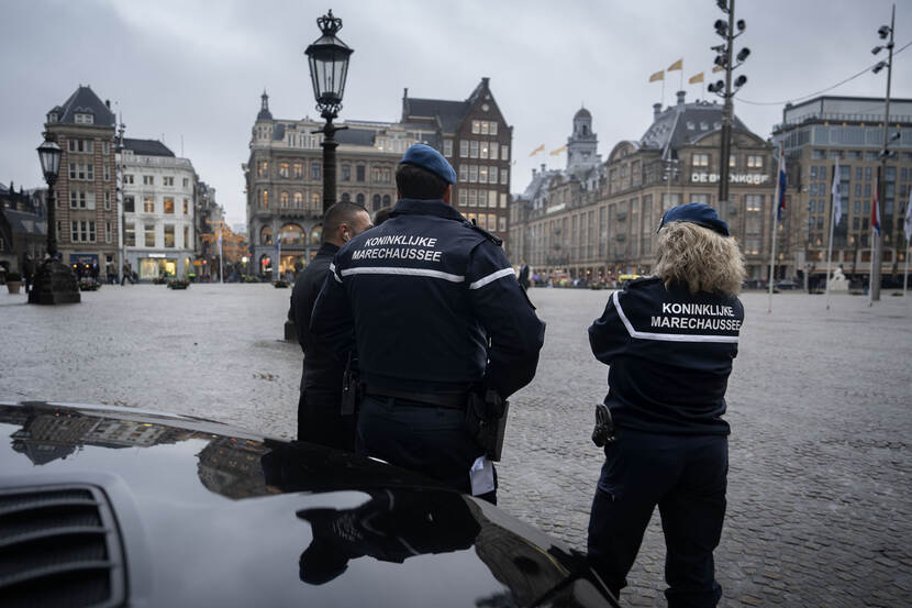 2 collega's van de brigade Objectbeveiliging houden zicht op een plein in Amsterdam.