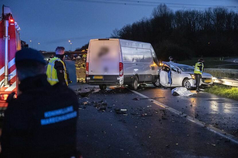 Witte bestelbus die in een witte personenauto is ingereden.