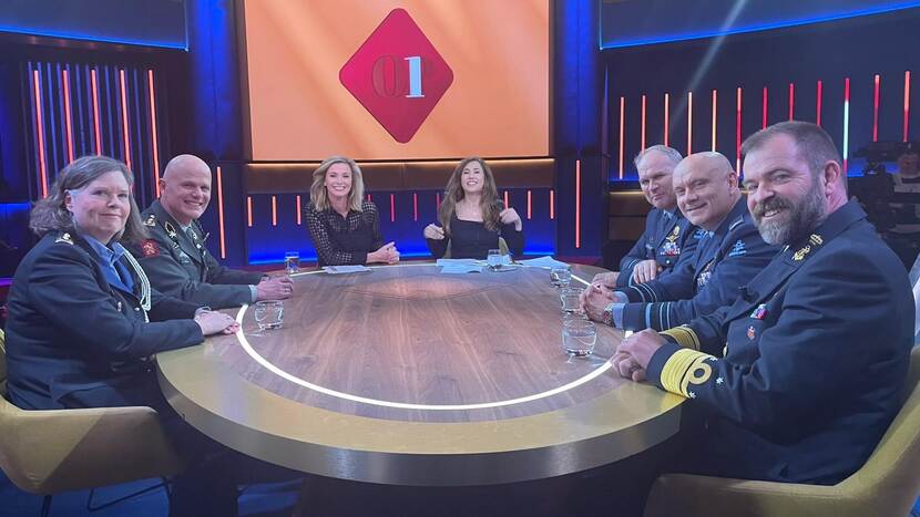 Commandant Annelore Roelofs aan tafel bij tv-programma op1.