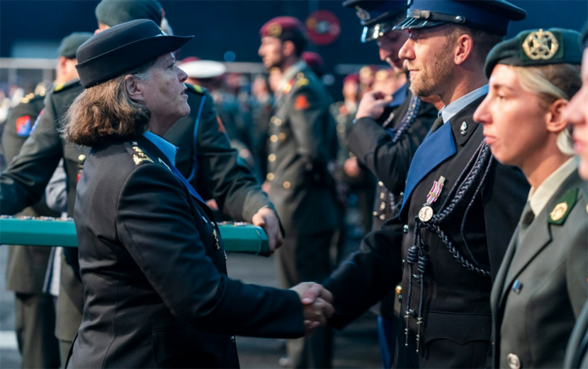 Luitenant-generaal Annelore Roelof speldt de herinneringsmedaille op