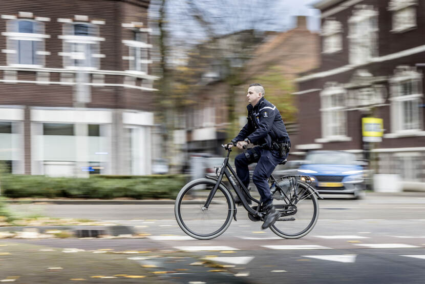 Marechaussee op de fiets.