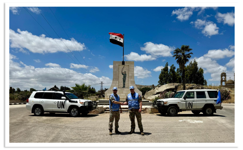 Majoor Reinald en een collega in Syrië.