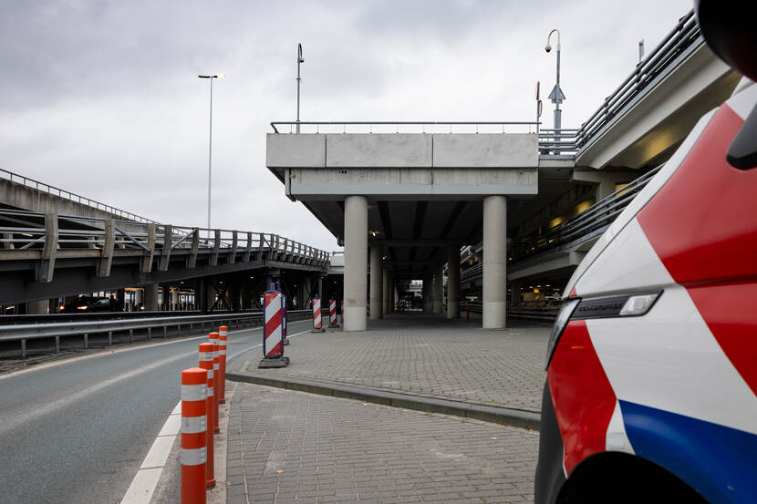 Parkeergarage P1 op Schiphol met voertuig van de Marechaussee.