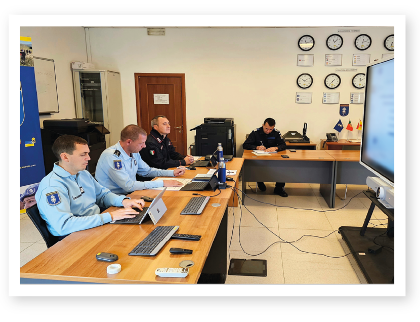 Frank en 3 internationale collega’s volgen een workshop op een beeldscherm, vanachter een bureau.