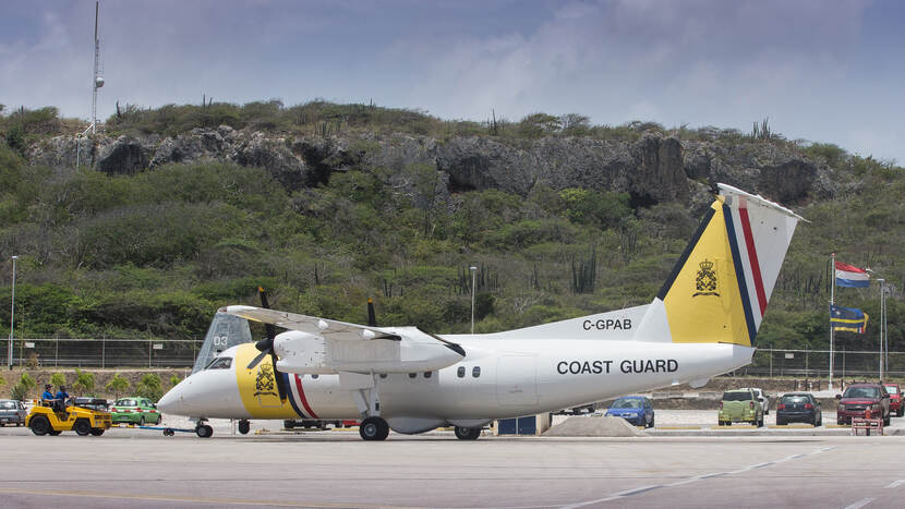 Een verkenningsvliegtuig van de Kustwacht Carib.