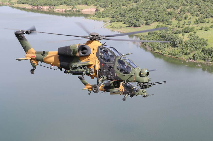 T129B ATAK-helikopter boven water.