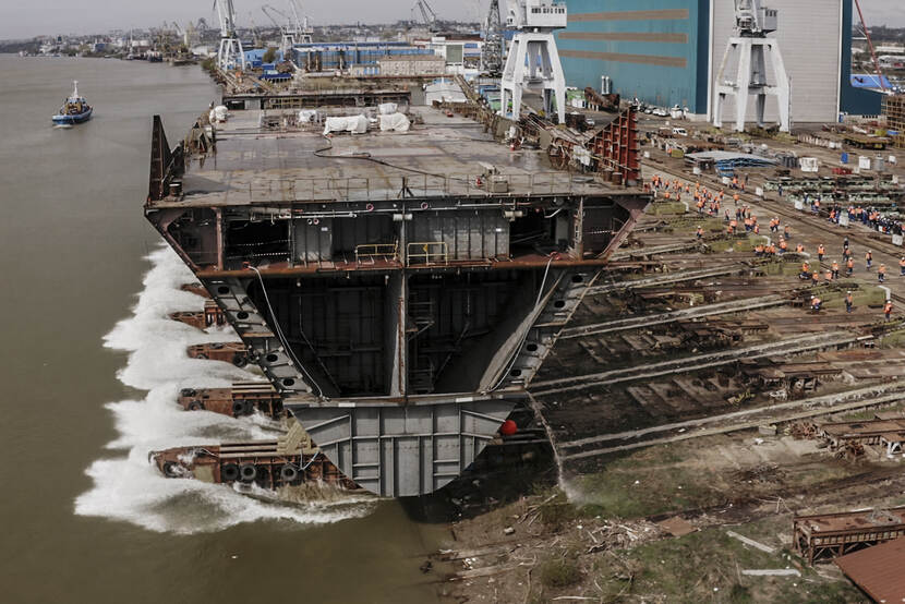 Het middeldeel van de romp van het CSS schuift in de Donau.
