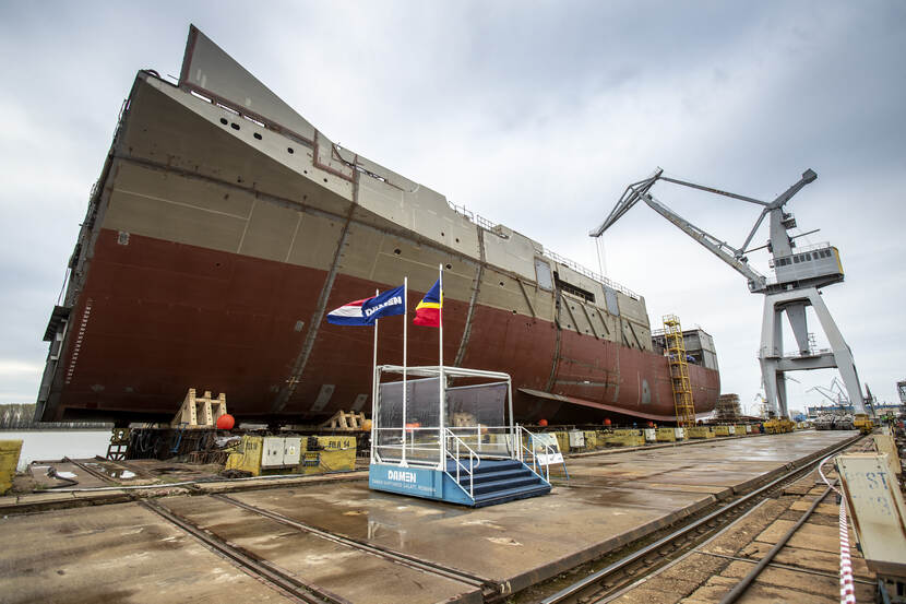 Middendeel van de romp ligt op de werf van Damen Shipyards in Galati.