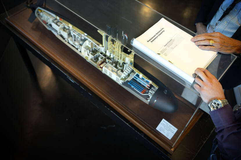 Document op de vitrine met model van de Walrusklasse.