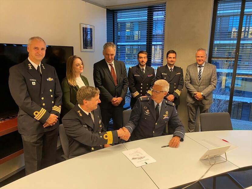 Directeur Wapensystemen en Bedrijven, commodore Harold Boekholt en commandeur Cees Vooijs, plaatsvervangendcommandant JIVC, zetten hun handtekening onder het projectvoorstel nieuw onderzeeboot-bestrijdingsfregat.