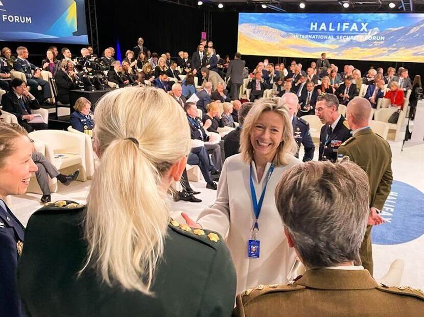 Minister van Defensie Ollongren bij een paneldiscussie in Canada