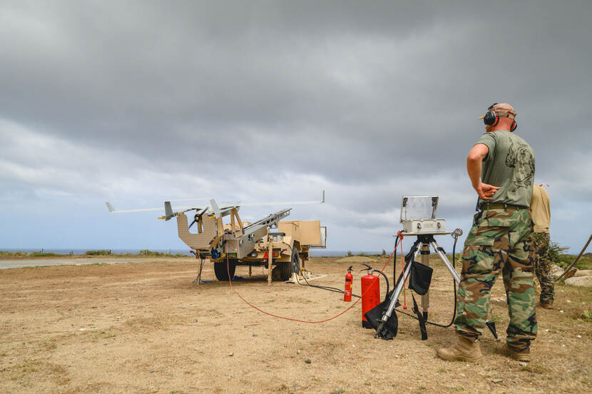 Lancering van een drone met militair.
