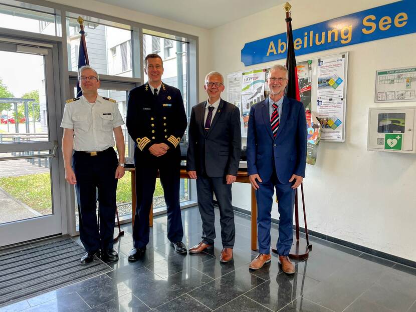 KTZ(TD) ir. Olaf Binnenhei, Hoofd Afdeling Maritieme Systemen (2e van links) in het bijzijn van de Duitse MOU stuurgroepleden