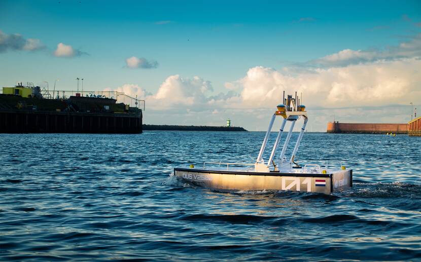 Onbemand vaartuigje van DEMCON vaart in de haven van Scheveningen.