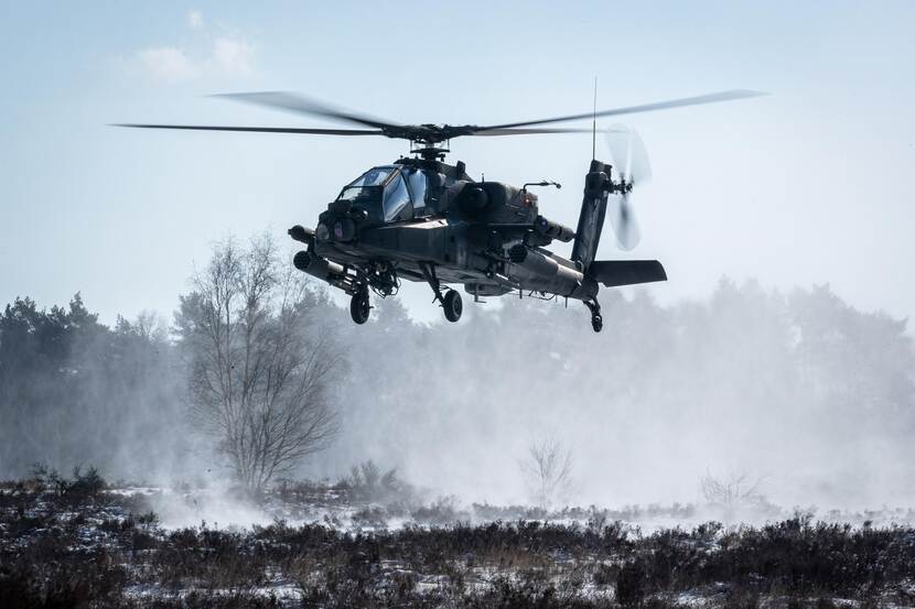 Een hoverende Apache gevechtshelikopter.