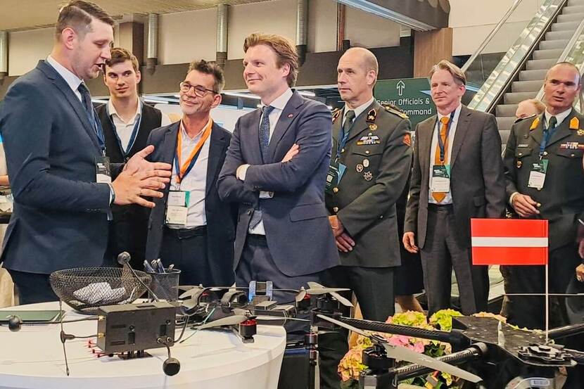 minister Brekelmans spreekt met deelnemers aan de drone summit.