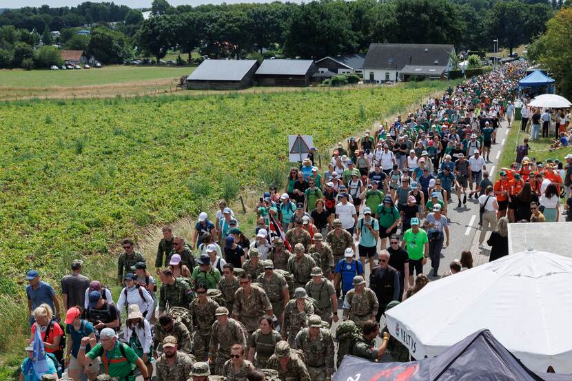 Een mensenmassa van vele wandelaars die deelnemen aan de Vierdaagse