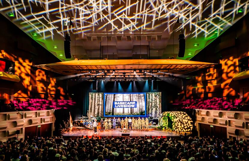 Ruim 4.000 geïnteresseerden kwamen in een grote zaal bijeen bij Defensie Basecamp