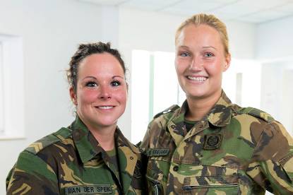 Korporaal-1 Roxanne van der Spek en korporaal-1 Nicole Renselaar