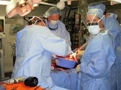 Maaike Hoogewoning tijdens een operatie (missie Afghanistan 2010)