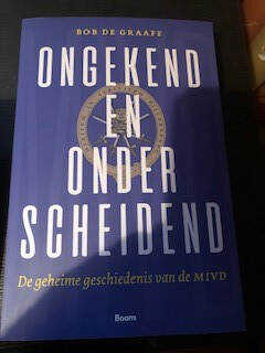 Op de foto een afbeelding van het boek, getiteld Ongekend en Onderscheidend.