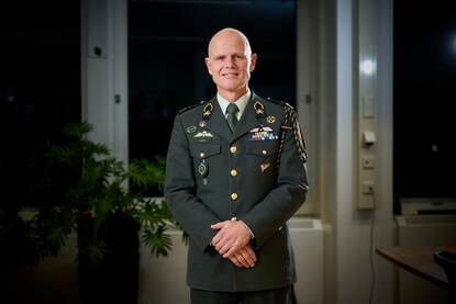 Op de foto een glimlachende generaal Swillens in uniform.