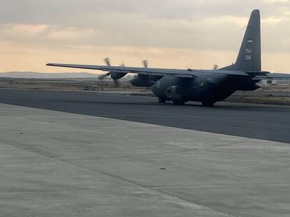 Een C-130 op het vliegveld in Jordanië.