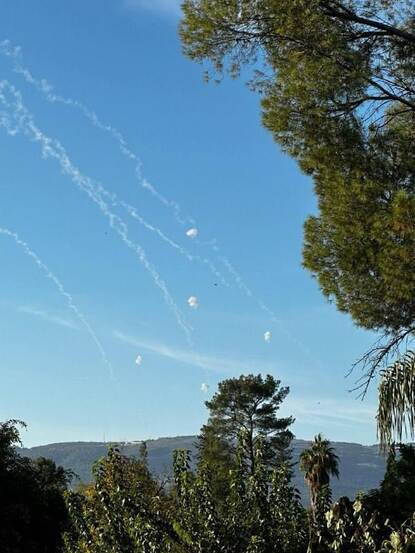 De azuurblauwe lucht met daarin strepen witte rook van een kapotgeschoten raket.