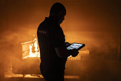 De branden in de oefengebouwen van het Brandweer Trainings- en Opleidingscentrum worden met een speciale tablet aangestoken.