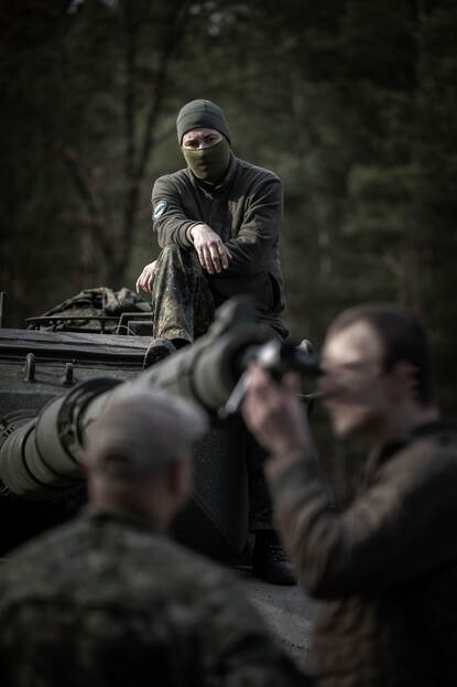 De Oekraïense militair Yuri kijkt naar hoe de anderen bezig zijn met de uitrichtkijker.