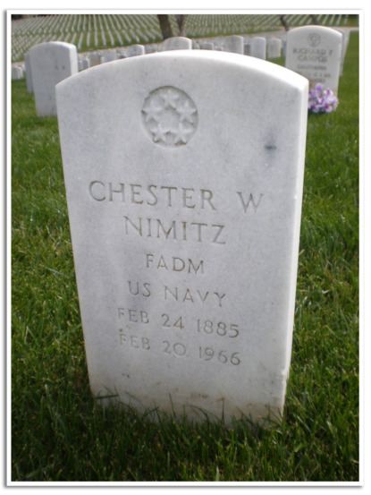 klassiek wit marmeren grafsteen met inscriptie Chester W. Nimitz.