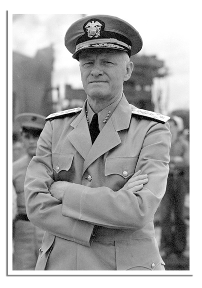 zwart-wit portret van admiraal Nimitz in uniform