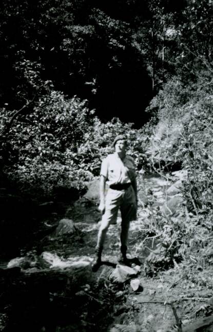Een ietwat onduidelijke scan van een zwart-wit foto waar een jonge Carper in de rimboe in Nederland-Indië staat.