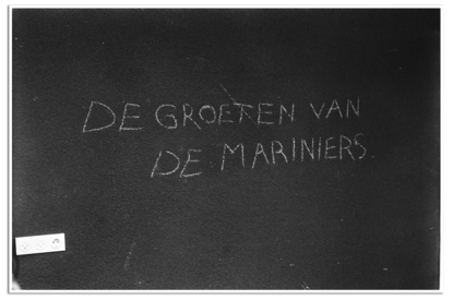 Witte letters op een zwarte muur: 'De groeten van de mariniers'