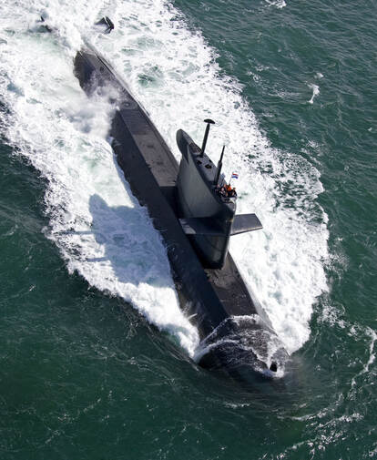 Een onderzeeboot van bovenaf gefotografeerd.