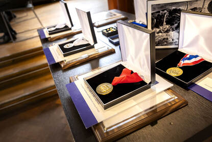 Verschillende doosjes met daarin verschillende medailles.