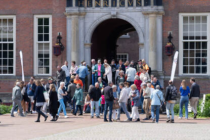 Tientallen bezoekers voor de ingang van het Kasteel van Breda.