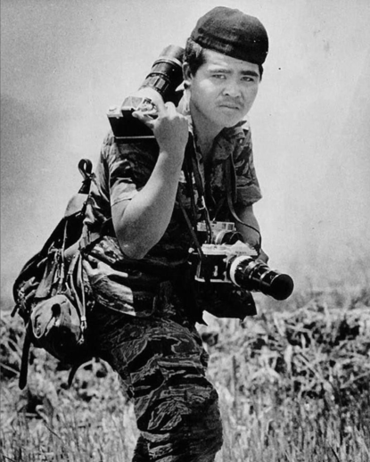 Portretfoto van fotograaf Huỳnh Công Út, beter bekend als Nick Ut, tijdens de Vietnamoorlog. Foto: Social Media Nick Ut.