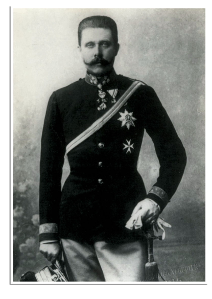 Staatsieportret van een nog jonge aartshertog Franz Ferdinand van Oostenrijk-Este, in uniform met decoraties.