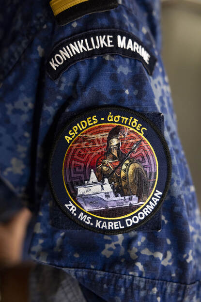 Badge van operatie Aspides op een marine-uniform.