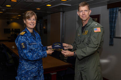 Kapitein-luitenant ter zee Yvonne van Beusekom, commandant van Zr.Ms. Tromp, ontvangt Rear Admiral Michael Wosje, commander van vlootverband Carrier Strike Group 1.