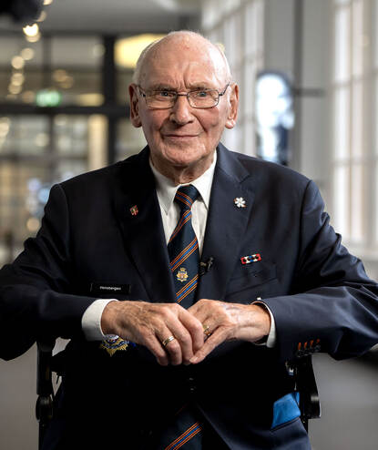 Bronbeekbewoner Gerard Hensbergen in een van de zes zalen van de tentoonstelling.