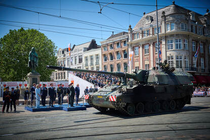 Tank rijdt langs tribune tijdens Defilé Veteranendag