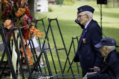 Hendrik Hansen (99) en Ed van de Logt (100) leggen een krans bij het monument.