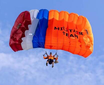 Durk de Vries zweeft onder zijn parachute naar beneden.