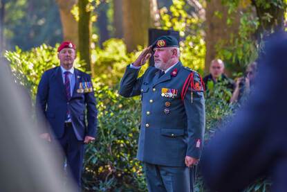 Kapitein Geert Jonker in militair tenue brengt eregroet.