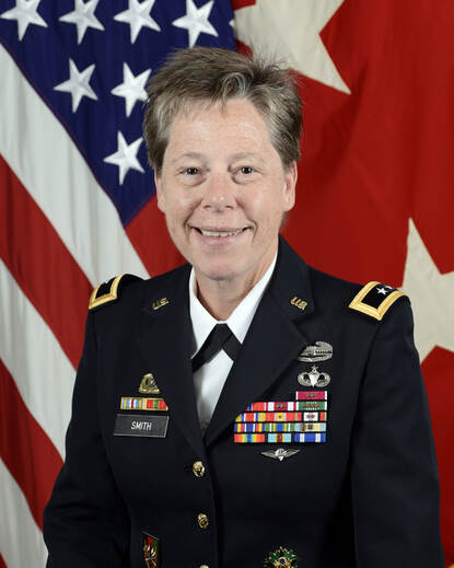 Generaal-majoor Tammy Smith in uniform.